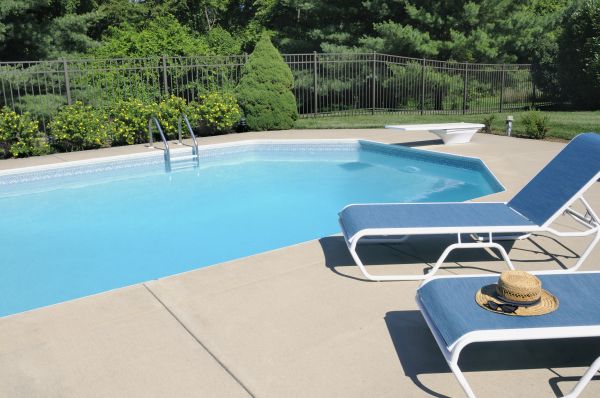 Cost of Poolside Concrete Installation in Edison